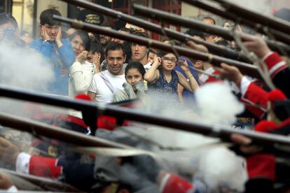 Recreación en 2010 del inicio de la Guerra de la Independencia en la plaza del Dos de Mayo de Madrid, por aficionados procedentes de Asturias, Andalucía, Aragón y Madrid, disfrazados con trajes de época y réplicas exactas de un cañón y fusiles.