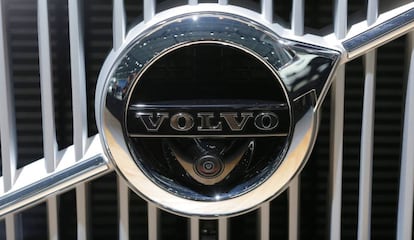 El logo de Volvo en un coche