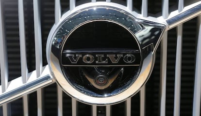 El logo de Volvo en un coche 