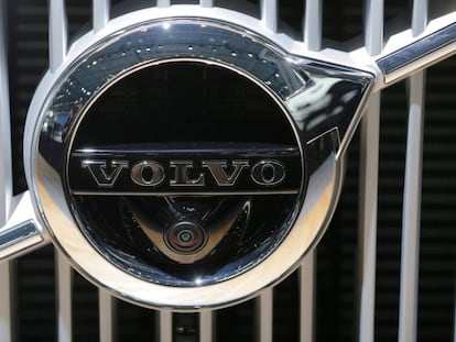 El logo de Volvo en un coche 