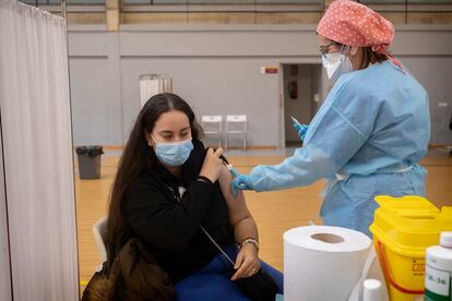 Sanitarios administran la vacuna AstraZeneca en el pabellón de la Facultad de Económicas de la Universidad de Sevilla, este jueves.