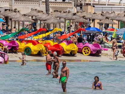 Turistas en la playa de Peguera, en el municipio mallorquín de Calvià. 