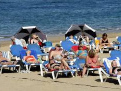 Varios turistas toman el sol en la playa de Las Canteras en Las Palmas de Gran Canaria. EFE/Archivo