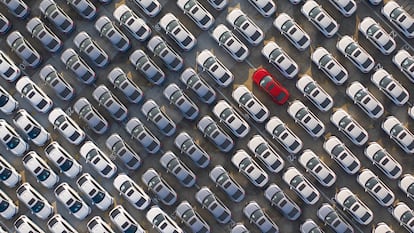 Foto aérea de un depósito de coches nuevos en Wuhan, China.
