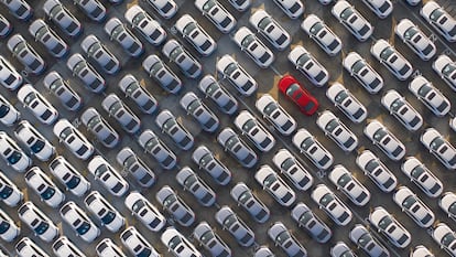 Foto aérea de um pátio de carros novos em Wuhan, China.