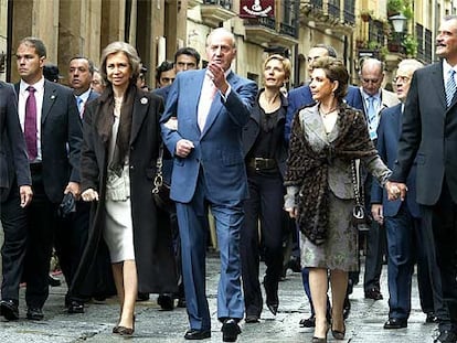 Los reyes de España y el presidente de México, Vicente Fox, y su esposa pasean por Salamanca junto a otros asistentes a la cumbre.