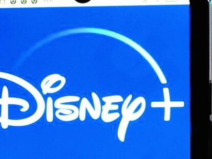 Logo de Disney+ en la pantalla de un móvil.