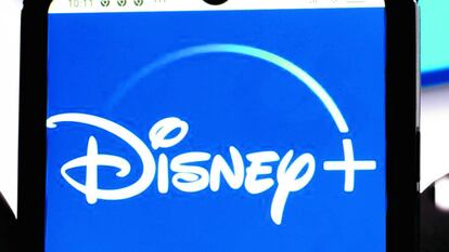 Logo de Disney+ en la pantalla de un móvil.