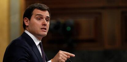 GRAF1652. MADRID, 14/03/2018.- El líder de Ciudadanos, Albert Rivera, durante su intervención en el pleno del Congreso, donde hoy el presidente del Gobierno, Mariano Rajoy, ha comparecido para explicar las propuestas del Ejecutivo en materia de pensiones y para la sostenibilidad del Sistema de la Seguridad Social. EFE/ Chema Moya