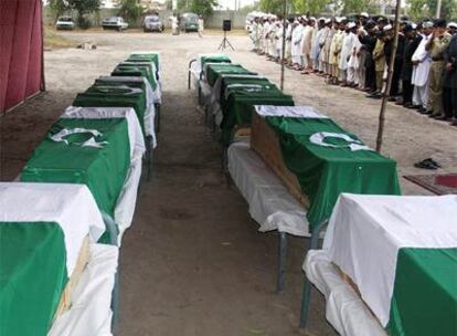 Funeral por los soldados muertos en un ataque aéreo de EE UU en la localidad paquistaní de Naguman.