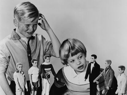 Un niño y una niña observan con curiosidad la nueva colección de muñecos Ken que la empresa Mattel lanzó en 1961. Ken, de apellido Carson, fue lanzado por la compañía como respuesta masculina a (e interés romántico de) la popular Barbie.