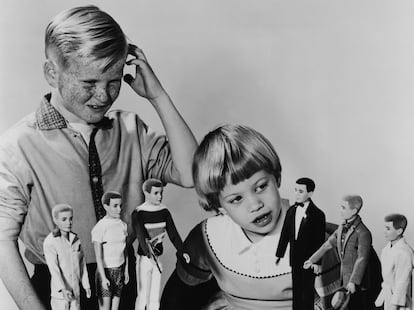 Un niño y una niña observan con curiosidad la nueva colección de muñecos Ken que la empresa Mattel lanzó en 1961. Ken, de apellido Carson, fue lanzado por la compañía como respuesta masculina a (e interés romántico de) la popular Barbie.