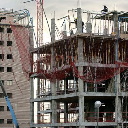 El paisaje urbano sigue salpicado de edificios en construcción.