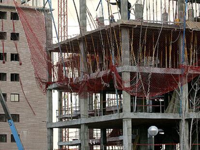 El paisaje urbano sigue salpicado de edificios en construcción.