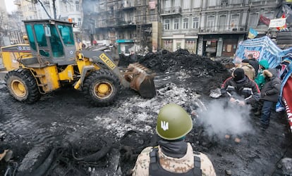 La ley de amnistía que beneficia a más de 230 manifestantes detenidos en las protestas populares en Ucrania entró hoy en vigor con su publicación en la página web de la Fiscalía General ucraniana. En la imagen, manifestantes antigubernamentales supervisan la retirada de las barricadas de la calle Grushevskogo en el centro de Kiev.