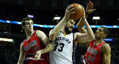 Marc Gasol ante V&iacute;ctor Claver y Nicolas Batum.