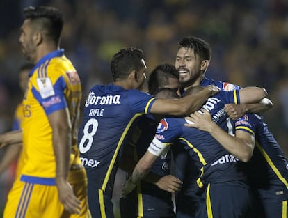 Las águilas se llevaron la final de ida con goles de Benedetto y Martínez.