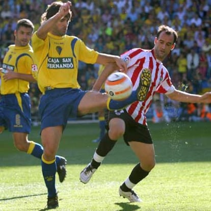 Abraham Paz golpea el balón ante Echeverria.