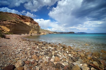 Extremo de la playa Amarilla, una de las Calas Nudistas de Bolnuevo, en Mazarrón (Murcia).