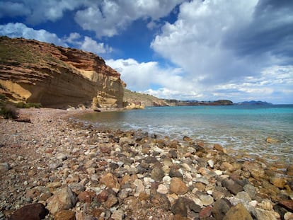 Extremo de la playa Amarilla, una de las Calas Nudistas de Bolnuevo, en Mazarrón (Murcia).