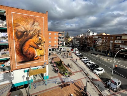 <a href="https://www.jmbrea.es/" target="_blank">J.M. Brea</a> dejó esta ardilla gigante en la localidad madrileña de Fuenlabrada (elegido el 15º mejor mural de 2021). Se titula ‘Ahorra energía’, y es una metáfora sobre el cambio climático y la pérdida del hábitat de los animales salvajes pintada en las confluencias de las calles San Andrés y Leganés, formando parte desde el pasado mes de diciembre del Museo de Arte Urbano de Fuenlabrada (MAUF).