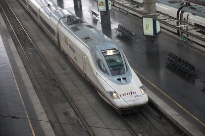 Un tren AVE de Renfe en la estación de Atocha, en Madrid, el pasado 24 de junio.