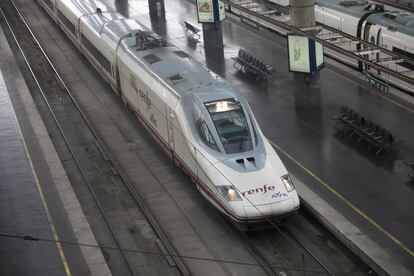 Imagen de un tren AVE de Renfe llegando al andén en la estación de Atocha.