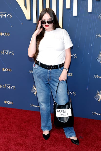 Megan Stalter, actriz de la serie 'Hacks', quiso dejar de lado todos los convencionalismos relativos a la vestimenta de alfombra roja. Por eso acudió con el un 'look' simple, compuesto por una camiseta blanca y unos vaqueros. Un estilismo con el que probablemente quiso dejarle todo el protagonismo al bolso, donde llevaba una cartel con la frase "Alto al fuego".
