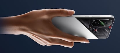 POCO F7 sujetado con la mano