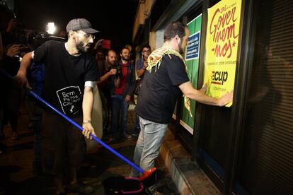 Enganxada de cartells en l'inici de campanya de la CUP.