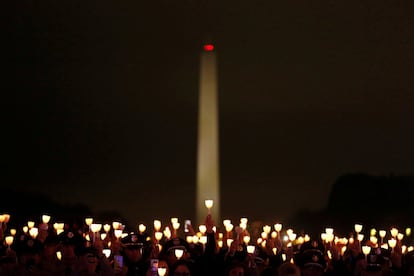 La gente sostiene velas en la vigésima vigilia anual a la luz de las velas del National Law Enforcement Officers Memorial en Washington (Estados Unidos).