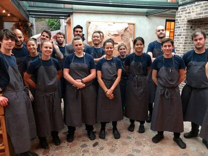 UNA PARTE DE LA BRIGADA DE COCINEROS DE NOMA QUE SE AGRUPA PARA RECIBIR Y DESPEDIR A LOS CLIENTES / CAPEL