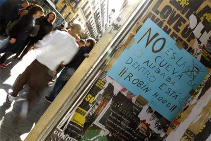 Un cartel reivindicativo de la fachada del hotel Madrid, situado en la calle Carretas.