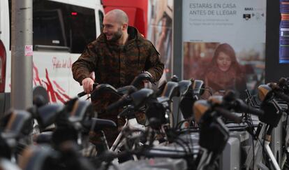 Un usuario de BiciMad en un punto de recogida y entrega.