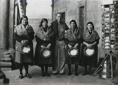 Las Pandeireteiras de Mens, en los soportales de la Praza da Quintana, con motivo de las XII Xornadas
de Folklore (julio de 1980). En una foto del Fondo de la Agrupación Folclórica Aturuxo conservada en el Arquivo do Patrimonio Oral da
Identidade del Museo do Pobo Galego.