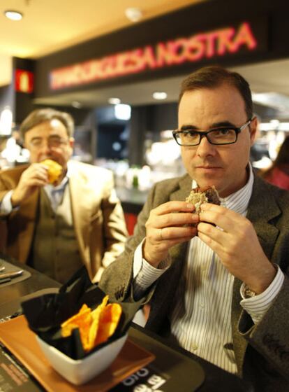 Carlos Rodríguez (en primer plano) y J. J. Rodríguez, su padre, en Hamburguesa Nostra.