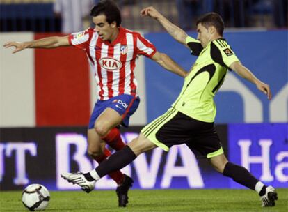 Jurado se lleva el balón a pesar de la entrada de Gabi.