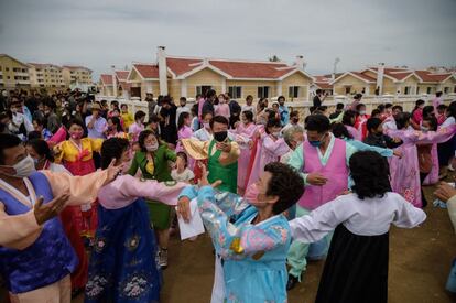 Un grupo de personas baila para celebrar la entrega de viviendas residenciales en Kangbuk-ri (Corea del Norte).