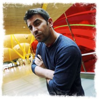 Arturo Valls en la terminal 4 de Barajas, lugar de paso y de refugio.
