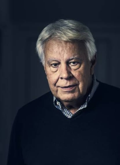 Felipe González fotografiado en su casa.