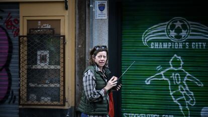 Una mujer pasea con una radio en Madrid durante el apagón que dejó a España sin red eléctrica, el pasado lunes.