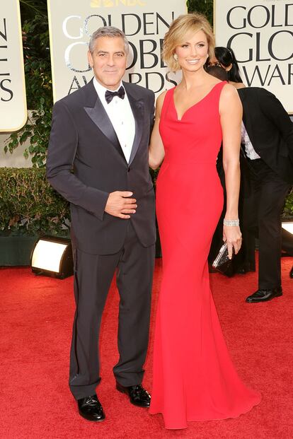 George Clooney y Stacy Keibler con traje rojo Valentino de corte sirena. 