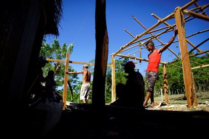 Trabajadores descansan durante la construcción de una casa en una granja cerca del pueblo de Santo Domingo en la Sierra Maestra (Cuba).