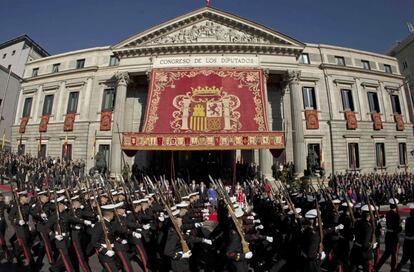 Las tropas desfilan por delante de la familia real tras la inauguración en el Congreso de los Diputados de la X Legislatura.