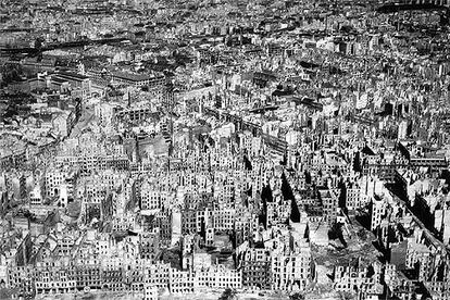 Berlín, la capital alemana, al final de la II Guerra Mundial, destruida por los bombardeos aliados.

El canciller alemán, Gerhard Schröder, visita la ciudad germano oriental de Grimma, cerca de Leipzig, tras las catastróficas inundaciones de agosto de 2002.

Günter Grass.