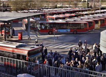 Trabajadores de la EMT, en la mañana de ayer, en las cocheras, de las que no salió ni un autobús.