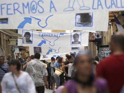 Pancartas a favor del acercamiento de los presos de ETA en la Parte Vieja de San Sebastián.