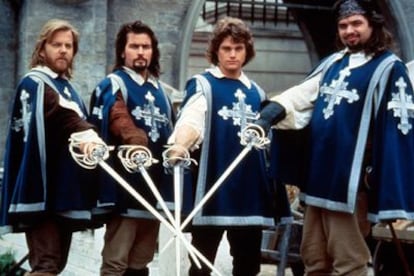 <b>Fotograma de</b><i> Los tres mosqueteros,</i> versión dirigida por Stephen Herek en 1993. De izquierda a derecha: Athos, Aramis, D'Artagnan y Porthos.