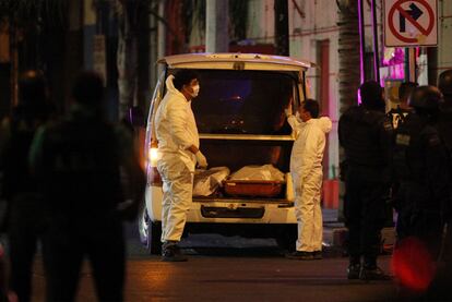 Forenses en el lugar del crimen,  ayer en Monterrey.