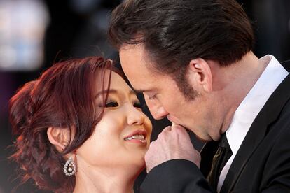 Nicolas Cage y Alice Kim en festival de cine de Venecia en 2013.